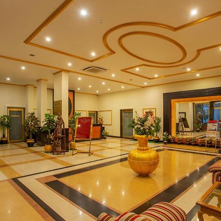 The Grand Regency Hotel Rajkot Buitenkant foto