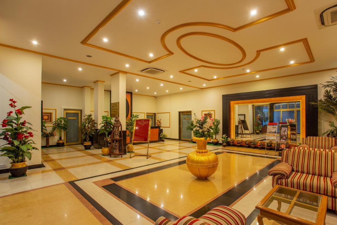 The Grand Regency Hotel Rajkot Buitenkant foto