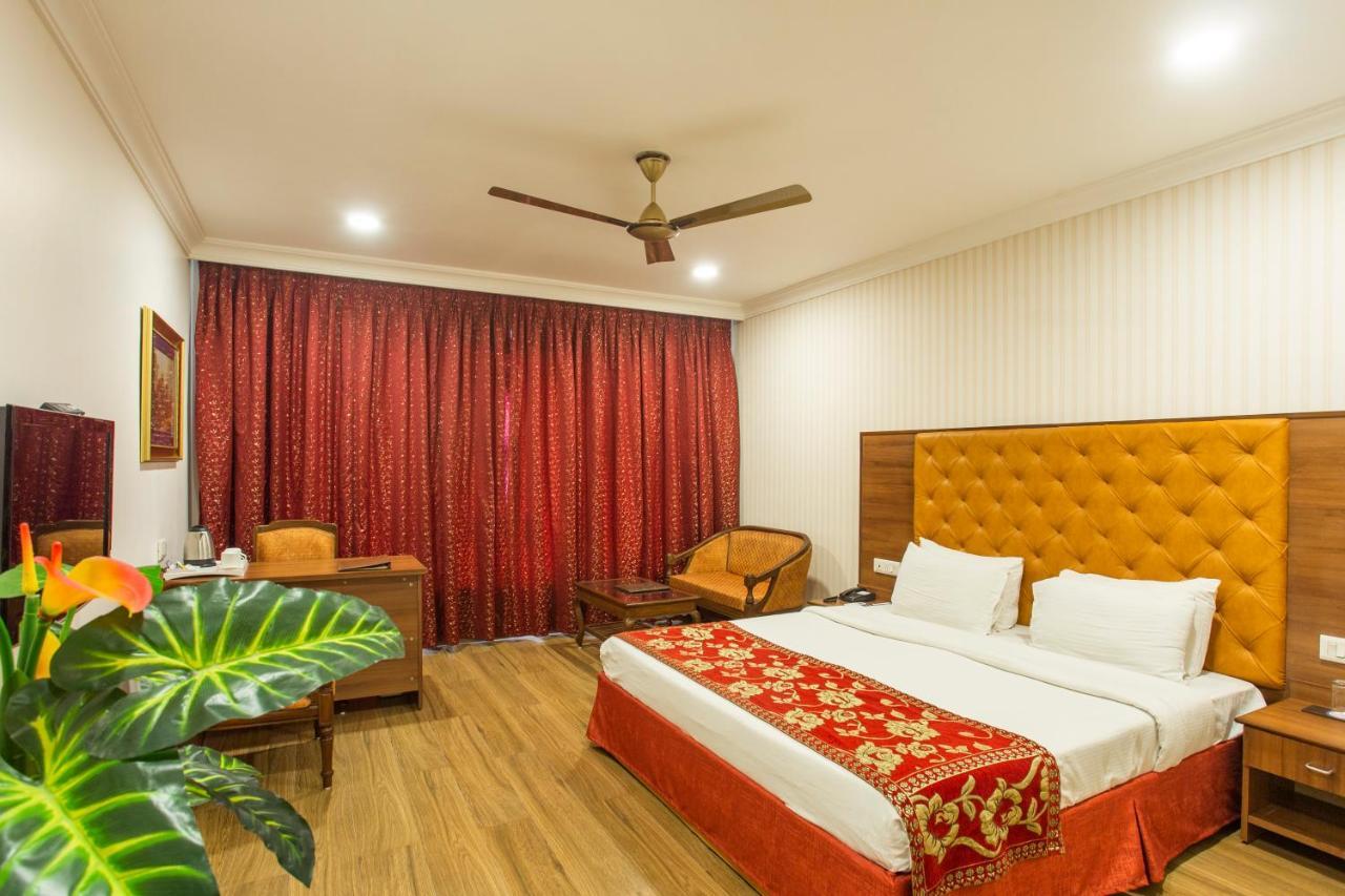 The Grand Regency Hotel Rajkot Buitenkant foto
