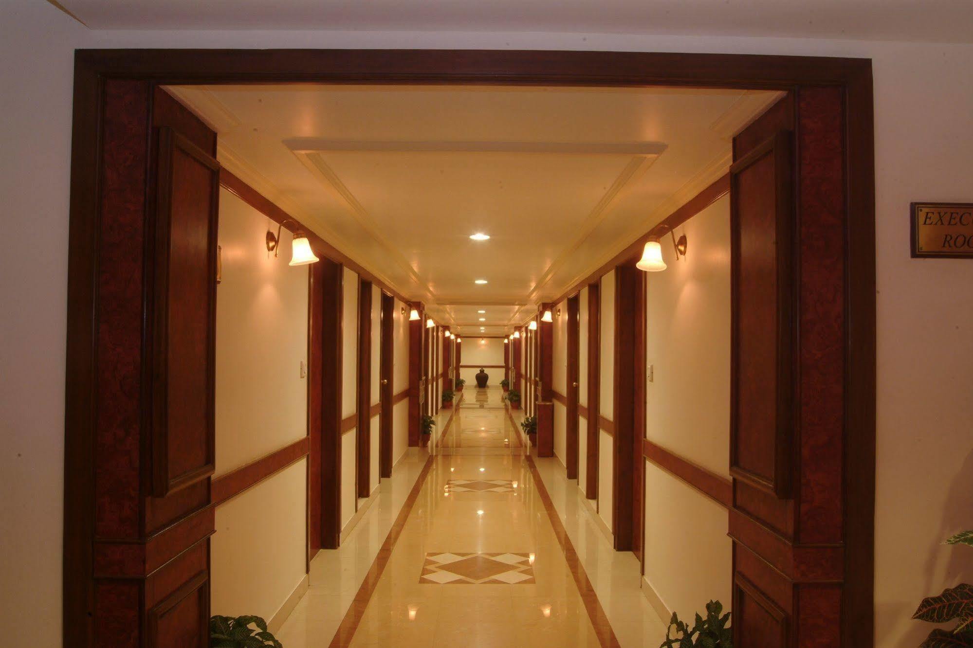 The Grand Regency Hotel Rajkot Buitenkant foto