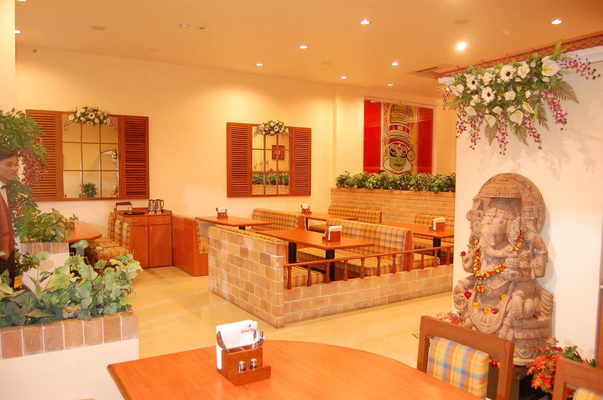 The Grand Regency Hotel Rajkot Buitenkant foto