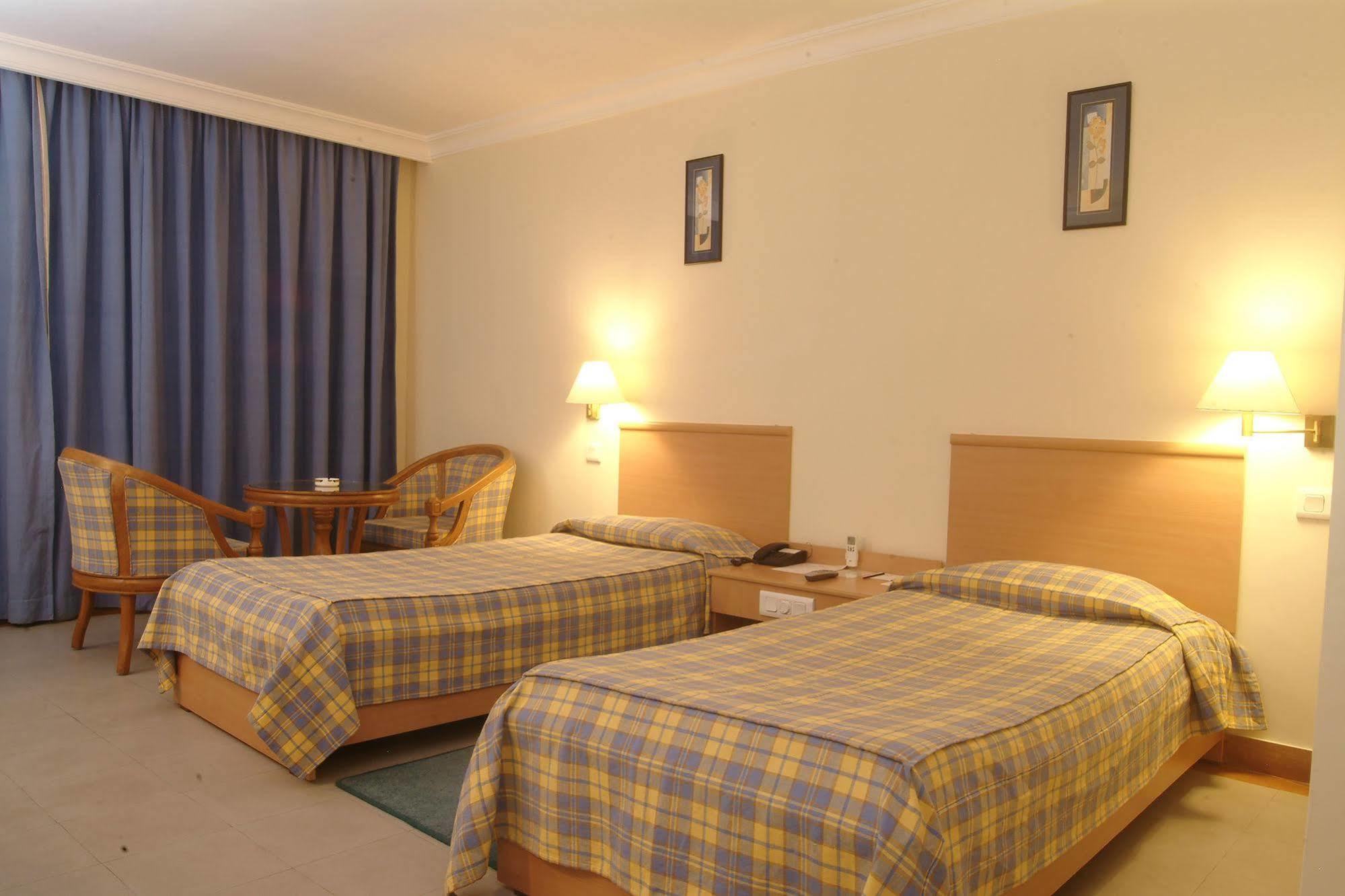 The Grand Regency Hotel Rajkot Buitenkant foto