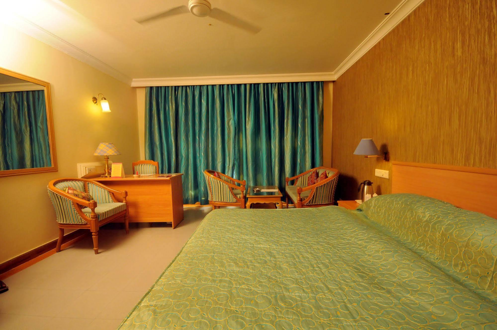 The Grand Regency Hotel Rajkot Buitenkant foto