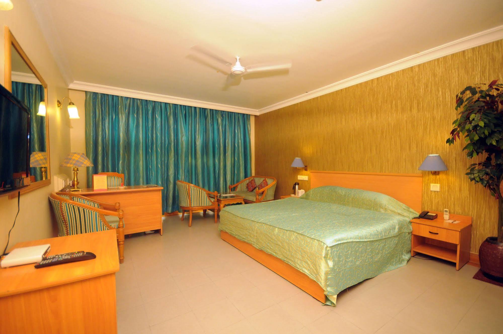 The Grand Regency Hotel Rajkot Buitenkant foto