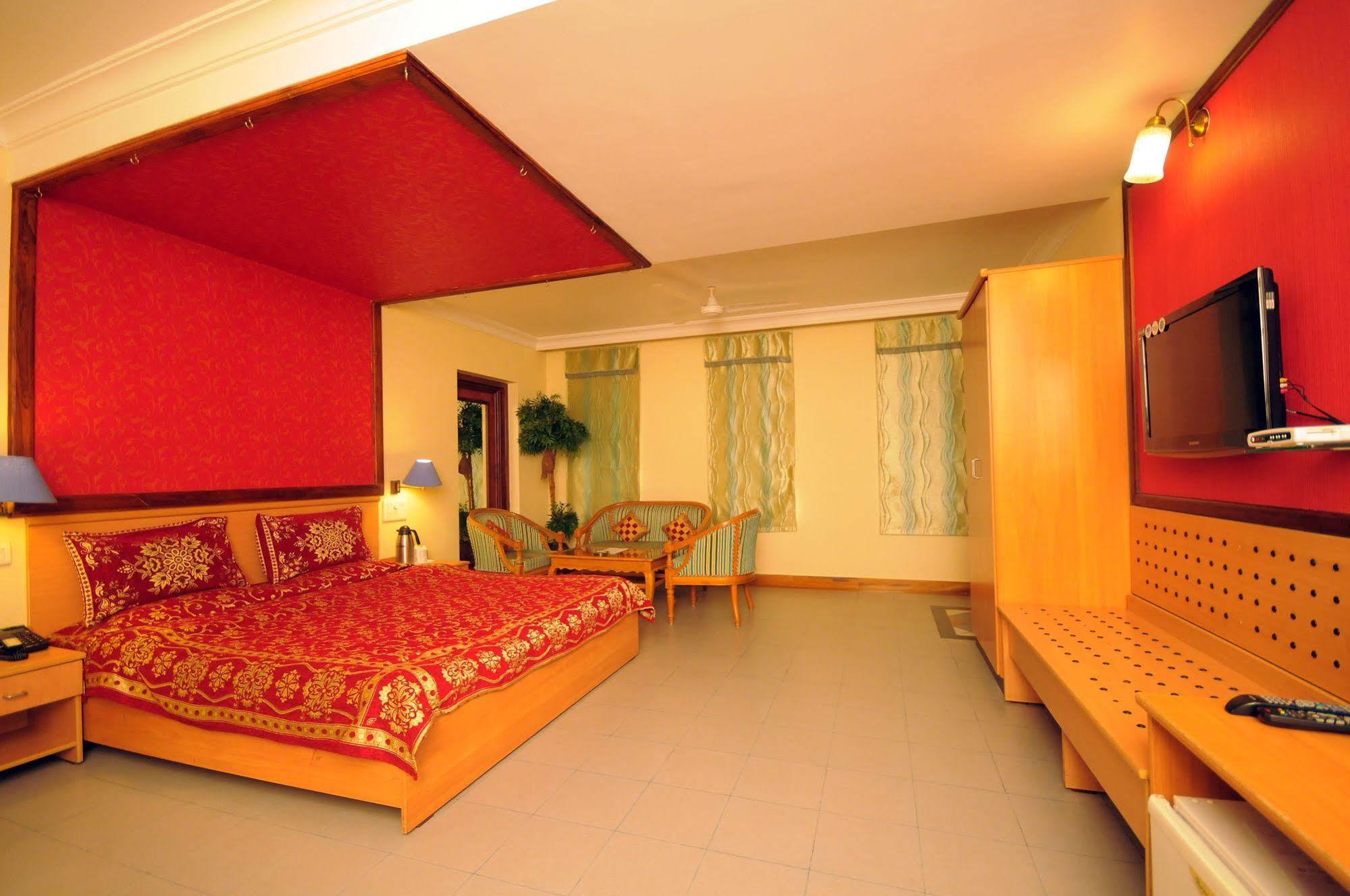 The Grand Regency Hotel Rajkot Buitenkant foto