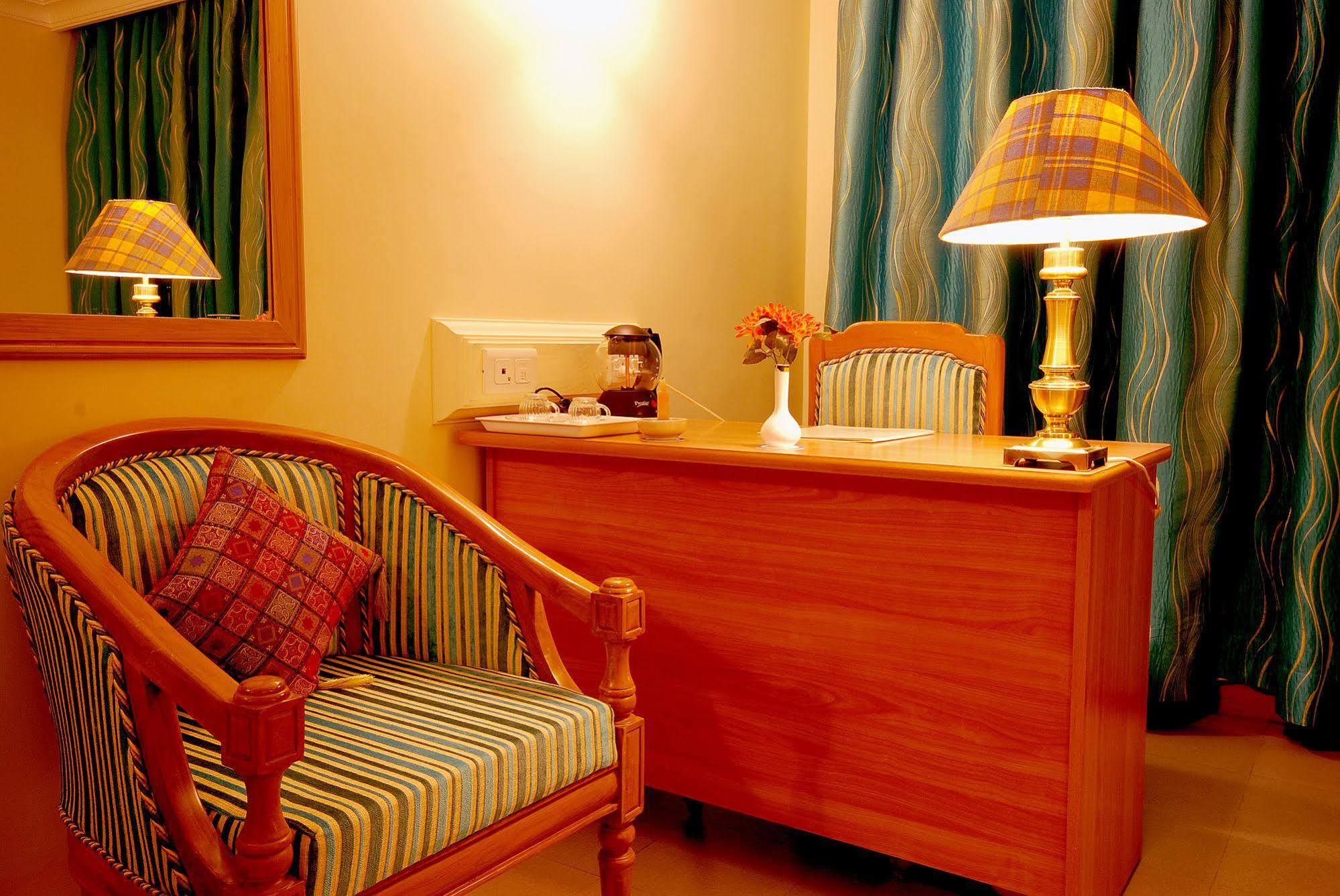 The Grand Regency Hotel Rajkot Buitenkant foto