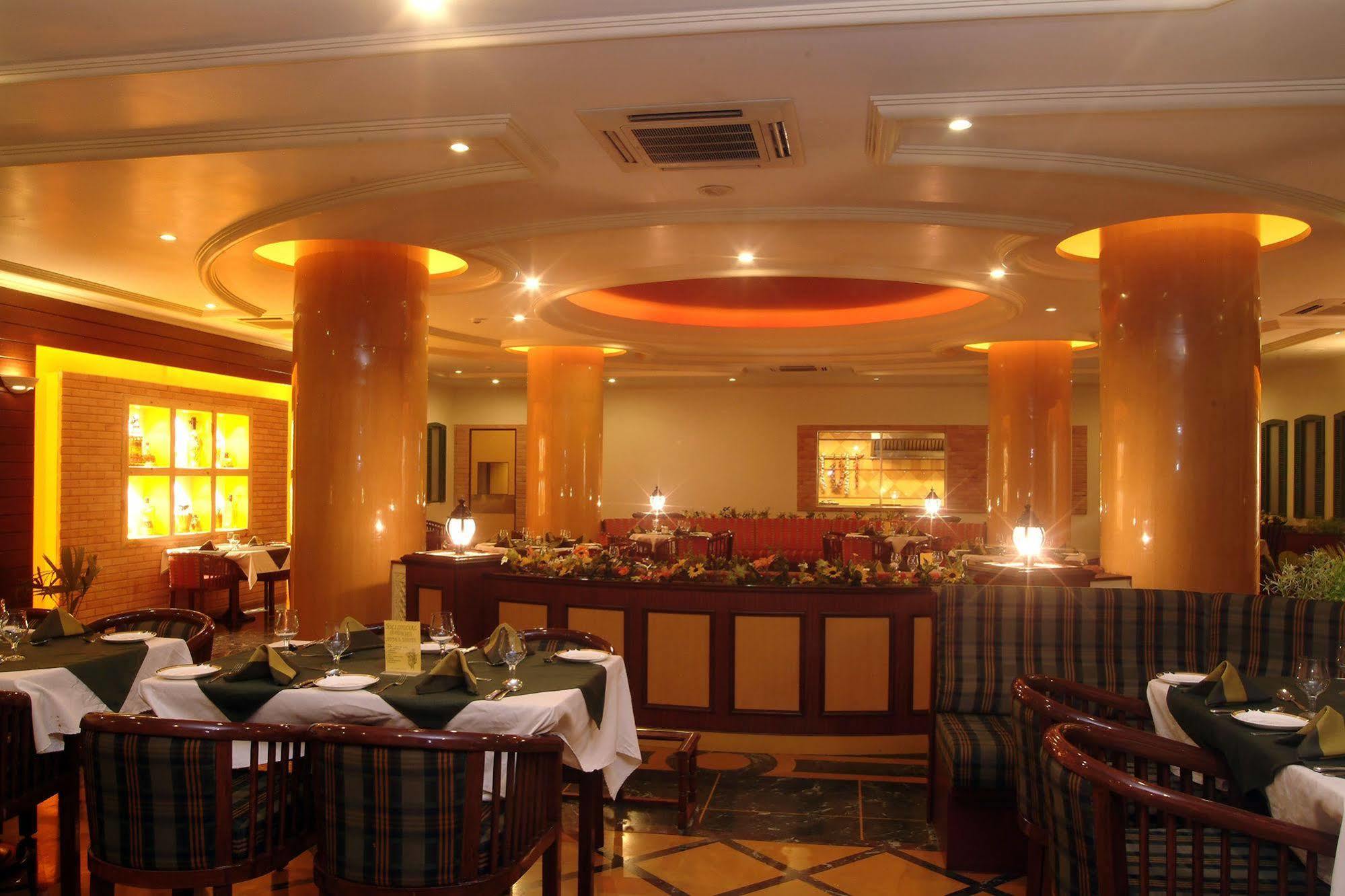 The Grand Regency Hotel Rajkot Buitenkant foto