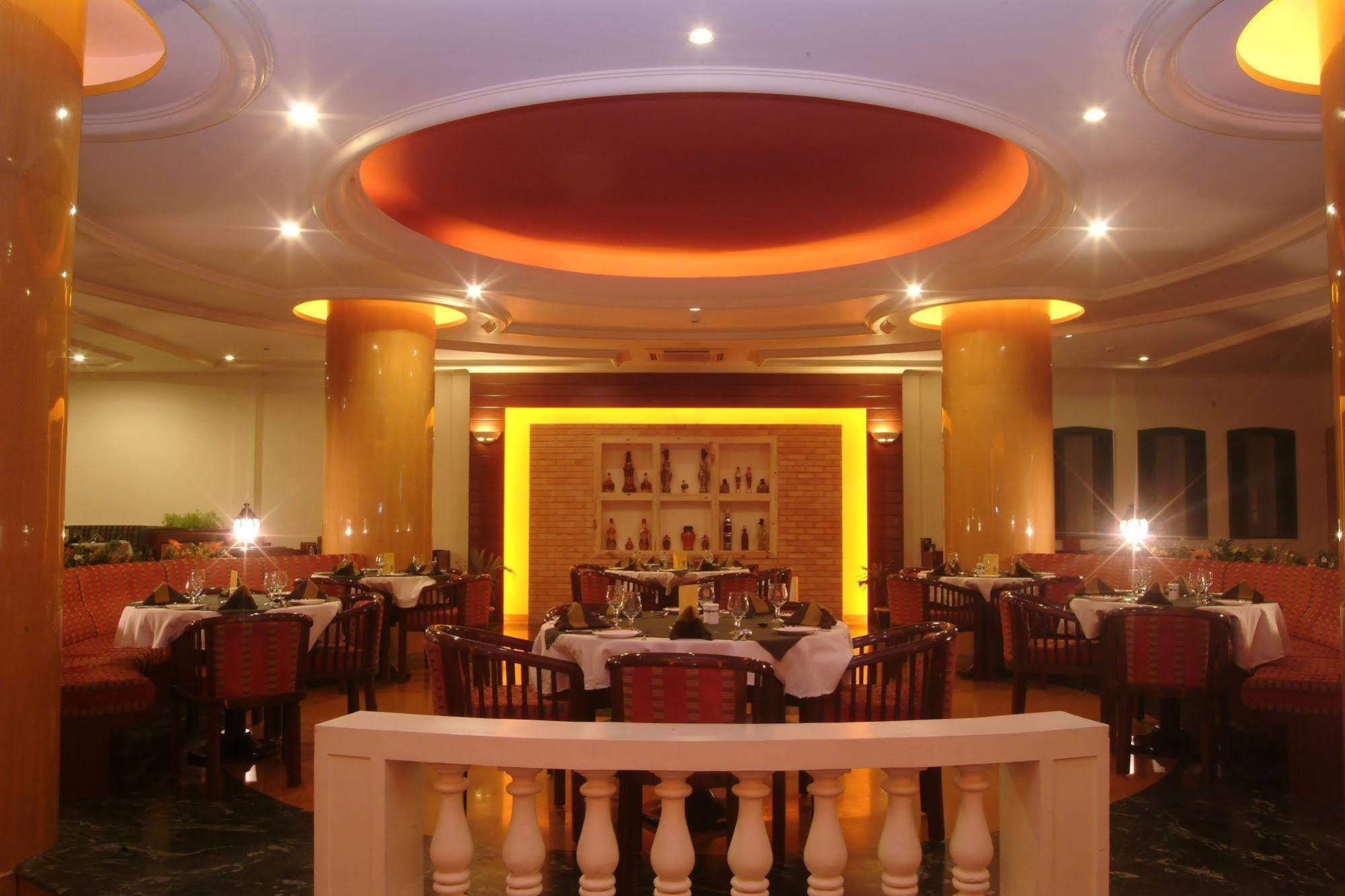 The Grand Regency Hotel Rajkot Buitenkant foto