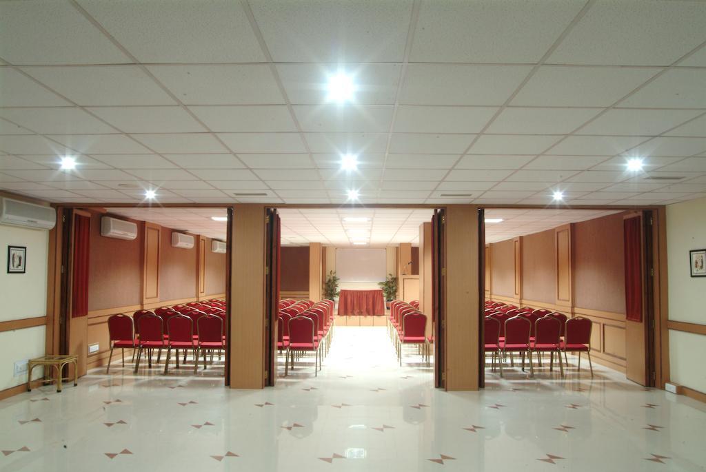 The Grand Regency Hotel Rajkot Buitenkant foto